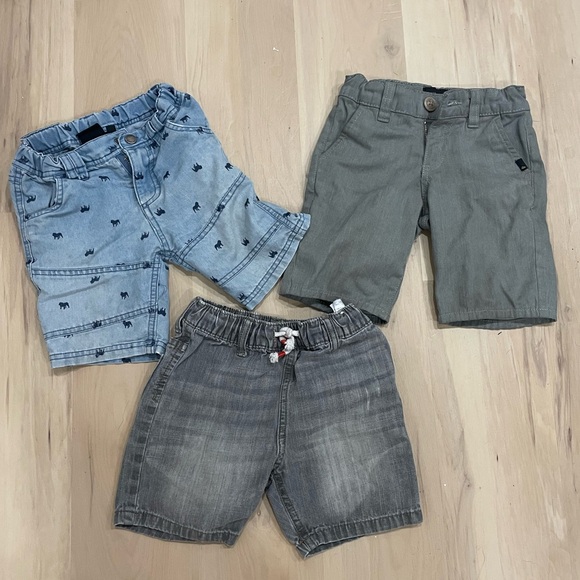 4 pairs of boys 4t-5t shorts - Picture 2 of 3